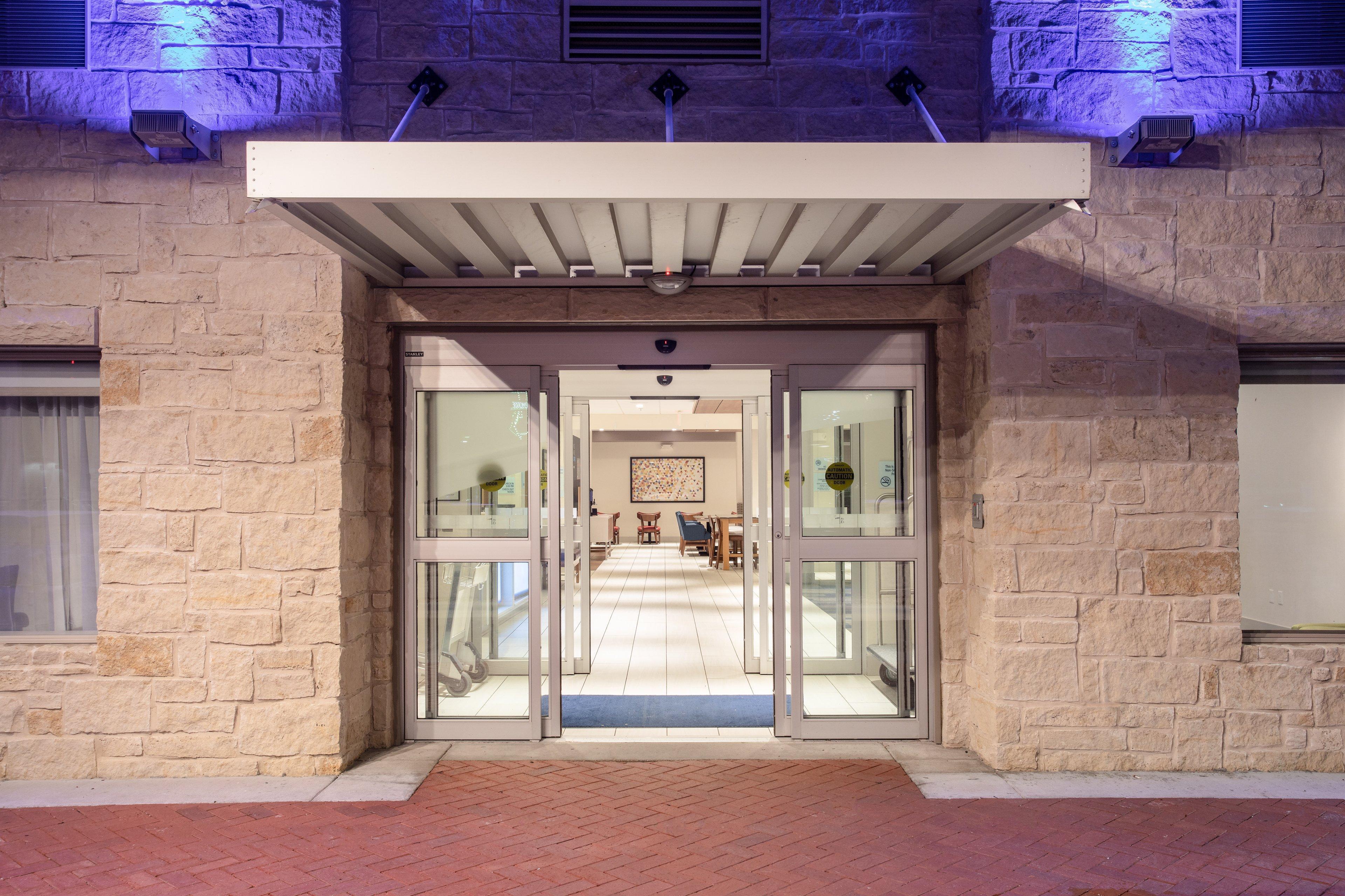 Holiday Inn Express & Suites Manhattan By Ihg Exterior foto
