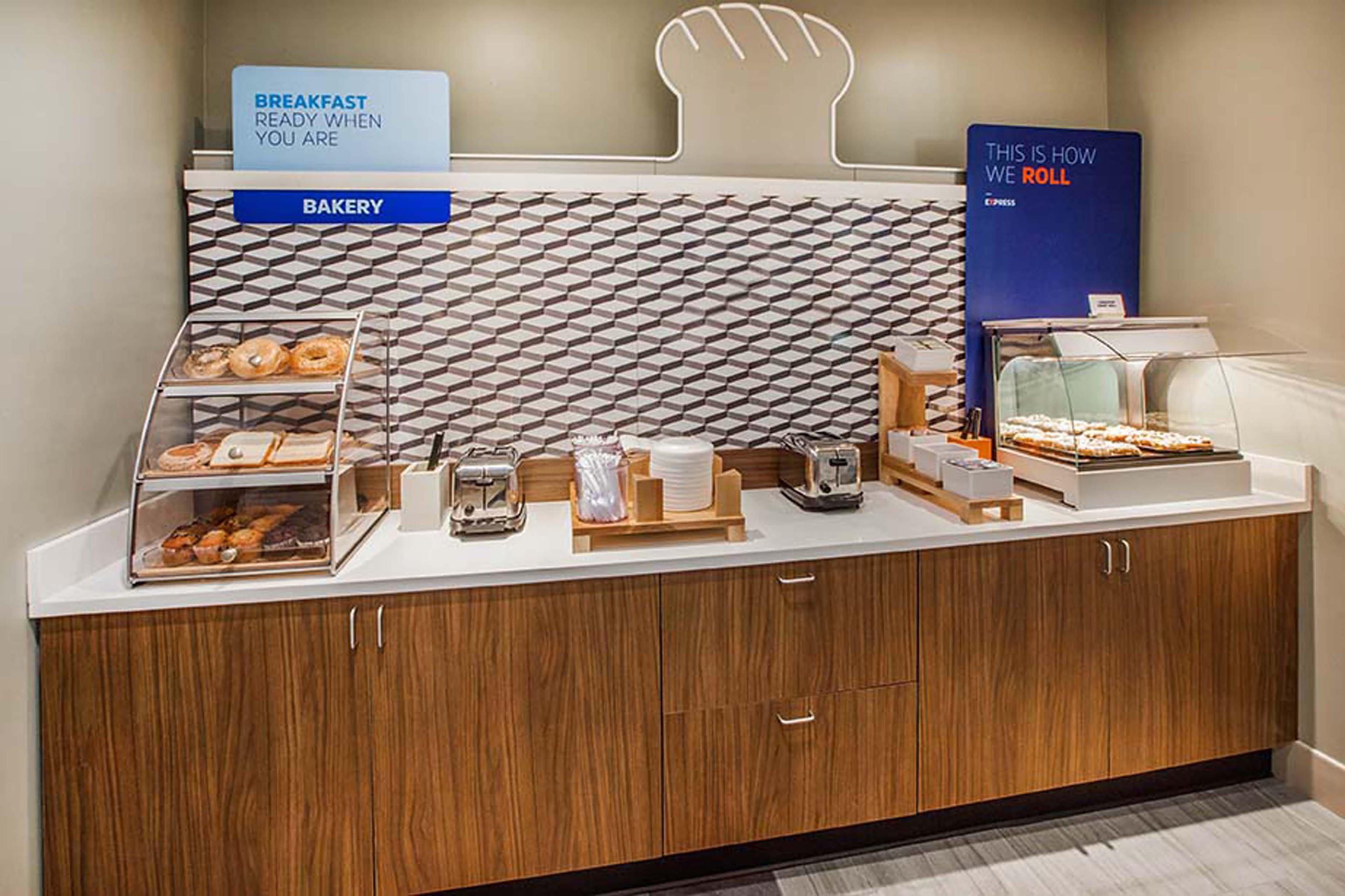 Holiday Inn Express & Suites Manhattan By Ihg Exterior foto